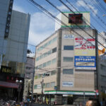 JR神戸線三ノ宮駅、阪急・神戸三宮駅、西神山手線・三宮駅近くの勉強専門自習室「自習Station三宮」ビル外観。