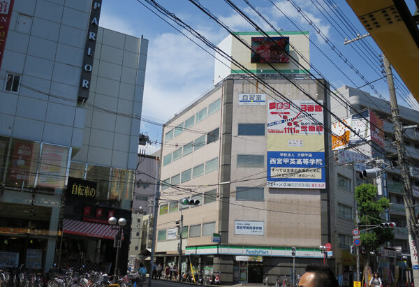 JR神戸線三ノ宮駅、阪急・神戸三宮駅、西神山手線・三宮駅近くの勉強専門自習室「自習Station三宮」ビル外観。